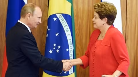 Le président russe Vladimir Poutine et la présidente brésilienne Dilma Rousseff, au 6e sommet des BRICS, le 15 juillet au Brésil. Photo: CVN.