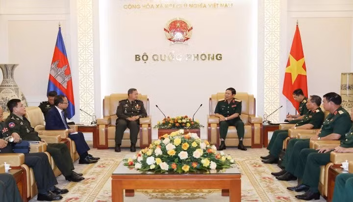 Le général Hun Manet a rendu une visite de courtoisie au général de corps d’armée Nguyên Tân Cuong, chef d’état-major de l’Armée populaire du Vietnam et vice-ministre de la Défense. Photo : NDEL.