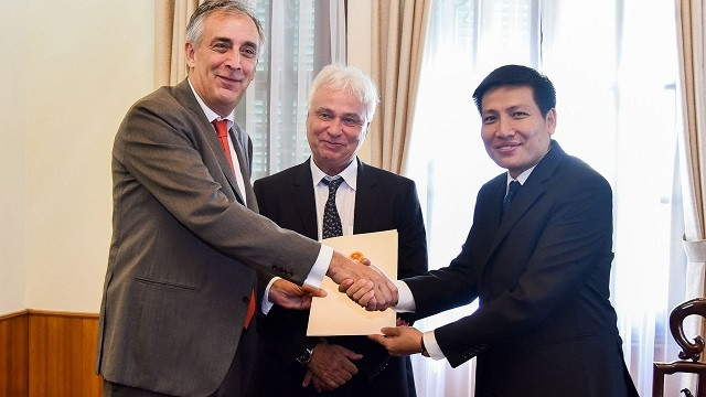 Cérémonie de remise de l’exequatur au consul honoraire belge à HCM-Ville, Gricha Safarian (à gauche). Photo : BQT.