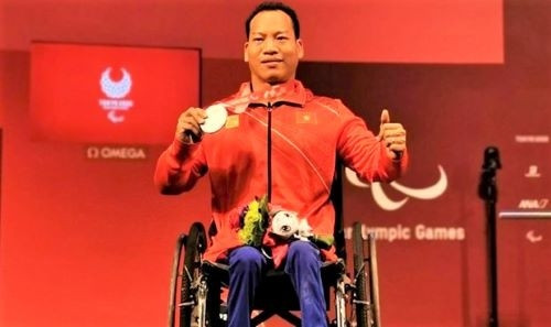 Jeux paralympiques de Tokyo : l'haltérophile Lê Van Công décroche la médaille d’argent