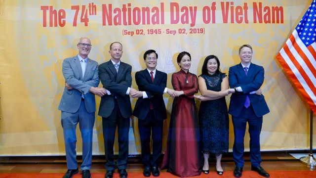 Photo entre l'ambassadeur vietnamien aux États-Unis, Hà Kim Ngoc (3e à gauche) et des invités. Photo : baoquocte.vn. 