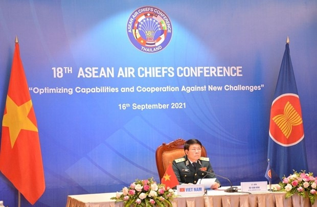 Le général de division Vu Van Kha, commandant par intérim du Commandement de l’armée de l’air et de la défense anti-aérienne, lors de l’AACC-18, le 16 septembre. Photo : qdnd.vn