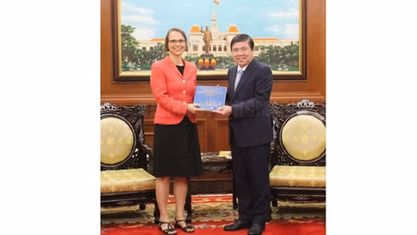 Nguyên Thanh Phong (a droite), président du Comité populaire de Hô Chi Minh-Ville, et Josefine Wallat, consule générale d'Allemagne à Hô Chi Minh-Ville. Photo : VNAPhoto: hcmcpv