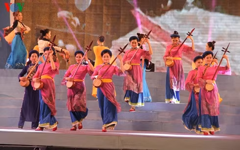 Une représentation artistique lors de la cérémonie d’inauguration la Journée culturelle des ethnies du Vietnam 2017. Photo: VOV.