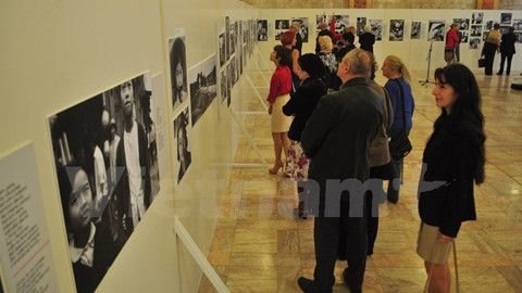Cette exposition a suscité une grande attention du public slovaque. Photo: VNA.