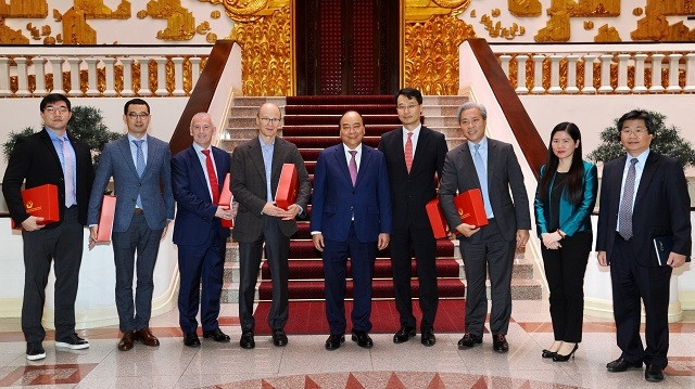Le PM vietnamien Nguyên Xuân Phuc (au milieu), à la rencontre des investisseurs partenaires du groupe VinaCapital. Photo: Trân Hai/NDEL.