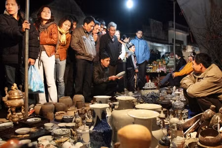 Des produits céramiques au marché Viêng. Photo: VNP.