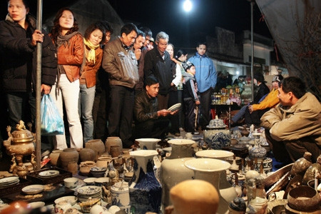Des produits céramiques au marché Viêng. Photo: VNP.