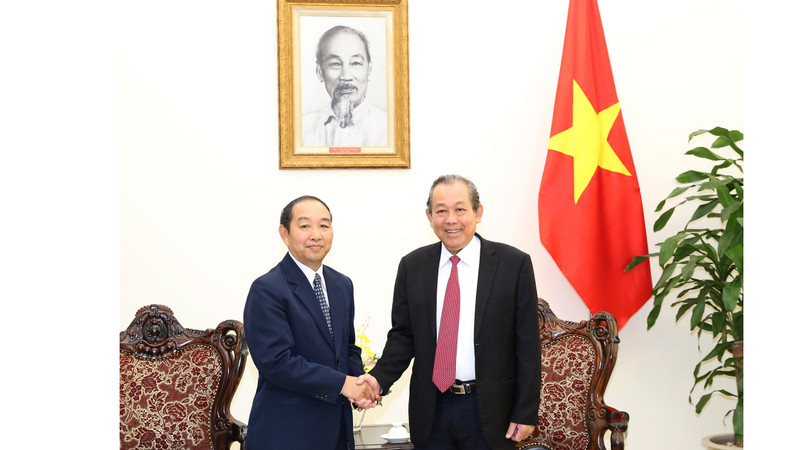 Le Vice-PM Truong Hoa Binh (à droite) et le Président de la Cour populaire suprême du Laos, Khampha Sengdara. Photo : VGP.