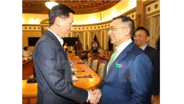 Trân Vinh Tuyên reçoit Amit Midha. Photo : VNA