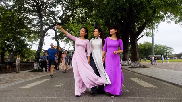 Images impressionnantes de centaines de pan d’ao dài à Dai Nôi. Photo : http://toquoc.vn/
