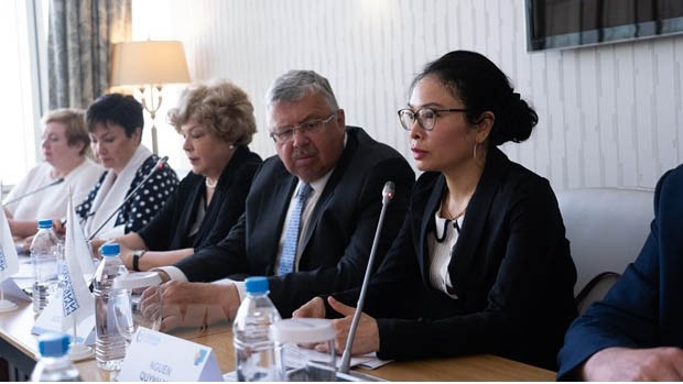 La chargée d'affaires vietnamienne en Russie, Nguyên Quynh Mai (au micro) prend la parole lors de l’atelier. Photo : VNA.