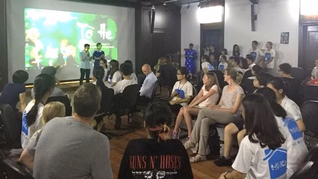 L'atelier culturel sur le thème «Tò he» attire non seulement la participation des jeunes vietnamiens, mais aussi de nombreux amis étrangers. Photo: BN/NDEL. 
