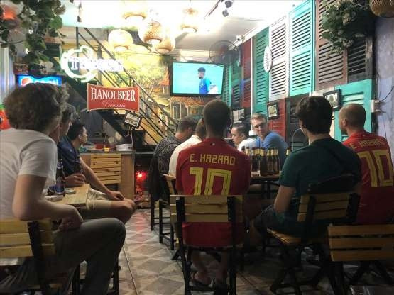 Hanoi : Couleurs des fans des Bleus et des Diables rouges dans la rue Ta Hiên