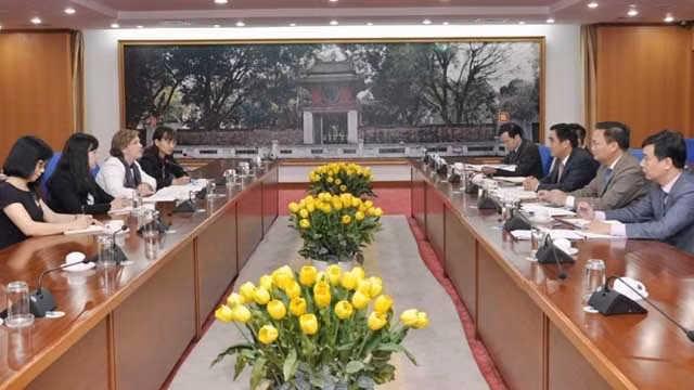Une vue générale de la séance de travail. Photo : haiquanonline.com.vn