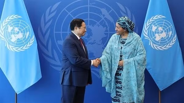 Le Premier ministre vietnamien, Pham Minh Chinh, et la Secrétaire générale adjointe des Nations Unies, Amina J. Mohamed. Photo : VNA.