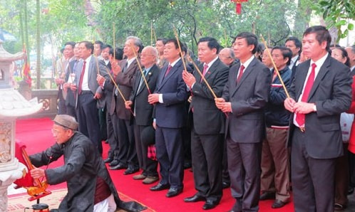 Les délégués offrent des bâtonnets d'encens au roi Kinh Duong Vuong. Photo: Journal Bac Ninh.