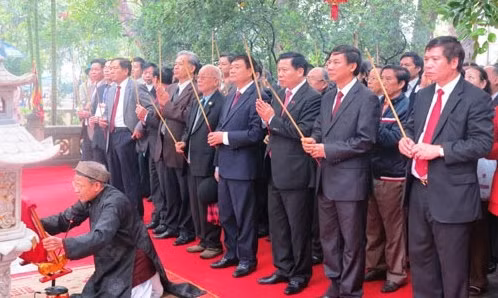 Les délégués offrent des bâtonnets d'encens au roi Kinh Duong Vuong. Photo: Journal Bac Ninh.