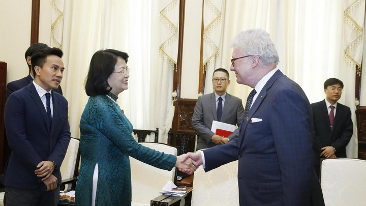 La Vice-Présidente vietnamienne Dang Thi Ngoc Thinh et le gouverneur de l’État australien du Queensland, Paul de Jersey. Photo : VNA.