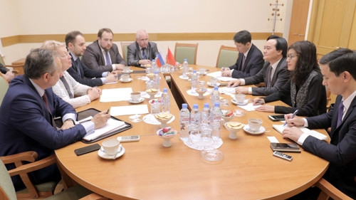Séance de travail entre le ministre vietnamien de l’Éducation et de la Formation, Phùng Xuân Nha et la ministre russe de l’Éducation et de la Science, Olga Yurevna Vasylieva, le 28 juin à Moscou, en Russie. Photo: VNA.