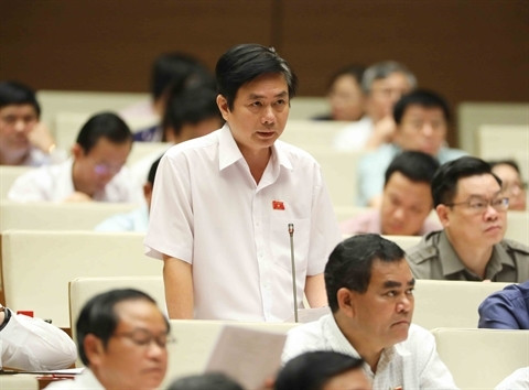Le député de la province centrale de Khanh Hoa, Lê Thanh Hai (debout), s'exprime lors d'une séance plénière de l'AN, le 19 juin, à Hanoï. Photo: VNA.