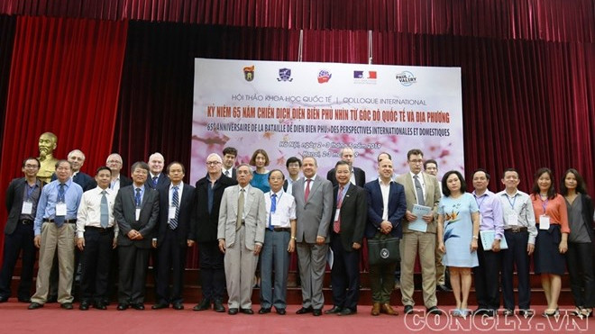 Des participants au colloque international sur le 65e anniversaire de la bataille de Diên Biên Phu. Photo : congly.vn 