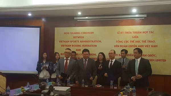 La signature du mémorandum de coopération. Photo : thethaovietnam.vn.
