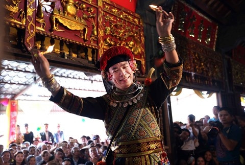 Le shaman interprète le "hâu dông", un ritue très spécial du culte des déesses-mères. Photo: VNA.