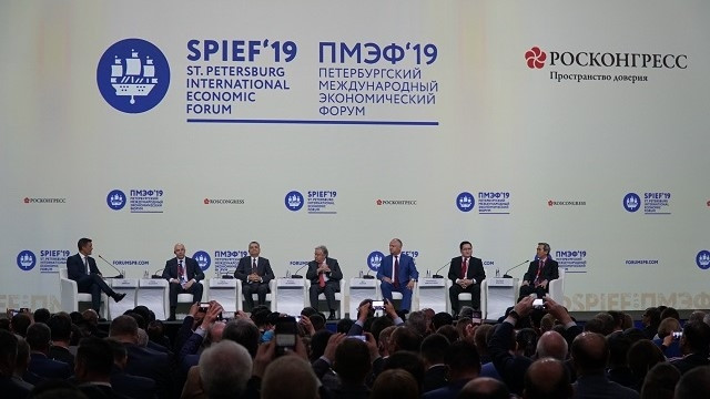 Le président de la Commission économique du CC du PCV, Nguyên Van Binh (1er à droite), lors d’un dialogue de haut rang dans le cadre du SPIEF 2019. Photo : NDEL.