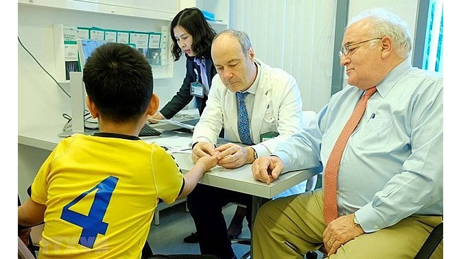 Le médecin français Stéphane Guero (au centre). Photo : thoidai.com.vn.