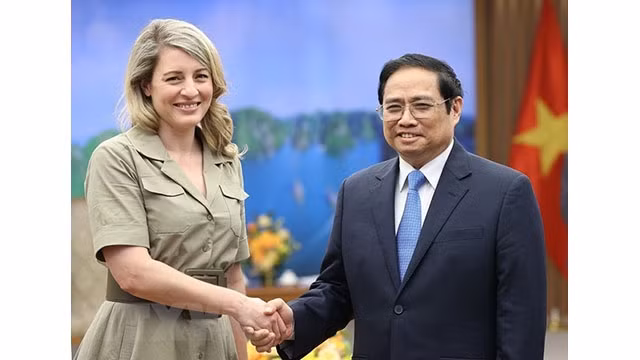 Le Premier ministre vietnamien, Pham Minh Chinh, et la ministre des Affaires étrangères canadienne, Mélanie Joly. Photo : VNA.