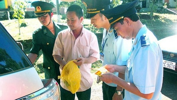 Contrôle douanier des marchandises exportées vers Mondulkiri à la porte-frontière Bu P'răng. Photo: NDEL.