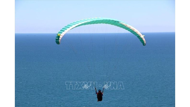 Parapente aventureux unique à Binh Thuân. Photo : VNA.