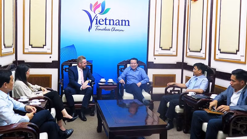 Hà Van Siêu, directeur général adjoint de VNAT (à droite) et Andrew White, responsable de la croissance mondiale et des ventes publicitaires internationales chez Discovery Inc. Photo : NDEL.