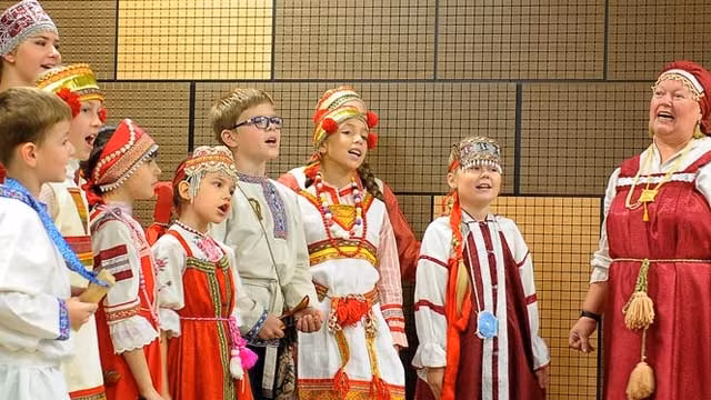 Les jeunes russes interprètent une chanson populaire de leur pays. Photo: tienphong.vn
