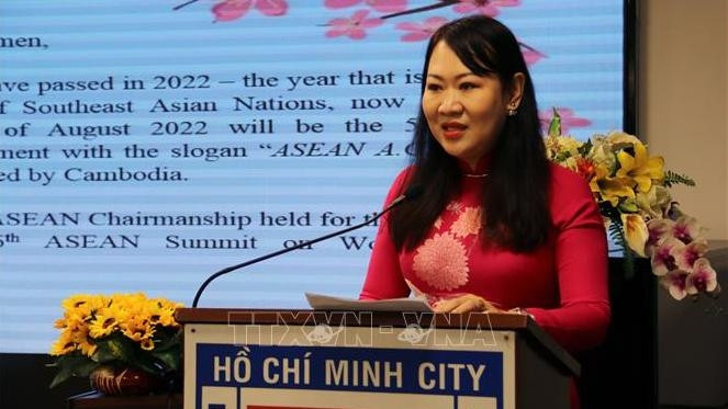 La professeure Phan Thi Hong Xuan, présidente de l’Association d’amitié Vietnam-ASEAN de Hô Chi Minh-Ville, prend la parole. Photo: VNA