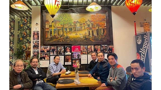 Le président de l'Association des Vietnamiens en Pologne, Trân Anh Tuân (3e de gauche). Photo : Trân Anh Tuân, 