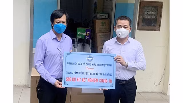 Répondant à l’appel du Comité central du Front de la Patrie vietnamienne (VFF) et du Comité populaire de Dà Nang, le VUFO a remis à Dà Nang 500 kits de test de dépistage du COVID-19. Photo : http://vufo.org.vn