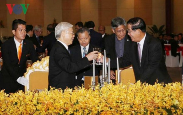 Le Secrétaire général du PCV, Nguyên Phu Trong (à gauche), et le Premier ministre cambodgien, Hun Sen, lors de la réception tenue au soir du 21 juillet, dans la province de Preah Sihanouk. Photo: VOV.
