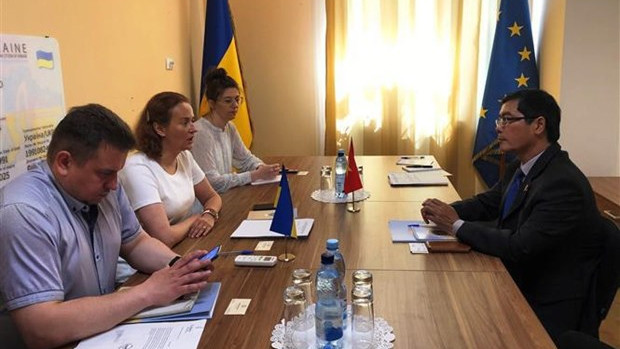 Réunion entre des représentants du Service national ukrainien des migrations et du ministère des Affaires étrangères et l'ambassadeur du Vietnam en Ukraine, Nguyên Hông Thach. Photo : VNA.