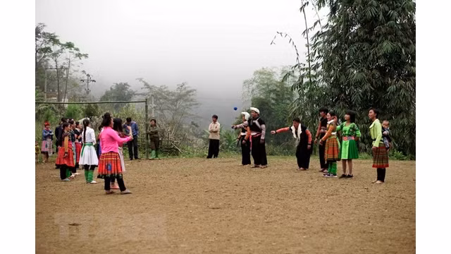 Les jeuns fillles et jeunes hommes Mông participent au jeu populaire de lancer du «pa pao ». Photo : VNA