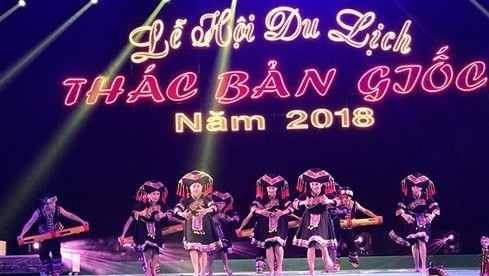 Cérémonie d'ouverture de la 2e Fête touristique de la cascade de Ban Gioc, le 13 octobre à Trung Khanh, province de Cao Bang. Photo: VOV.