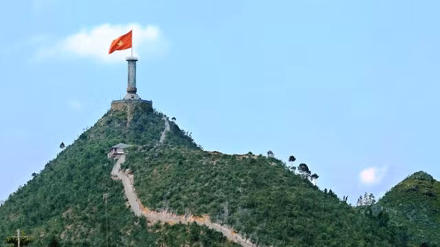 Le mât de drapeau national de Lung Cu au sommet de Rông. Photo: NDEL. Photo: NDEL.