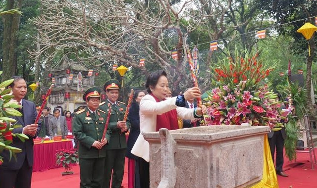 La vice-présidente du Vietnam, Nguyên Thi Doan à la pagode de Côn Son. Photo: NDEL.