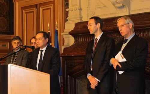 L'ambassadeur du Vietnam en France, Nguyên Ngoc Son, prend la parole. Photo: VOV.