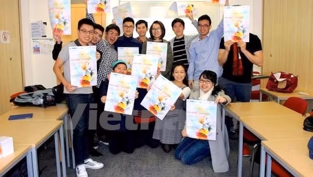 Les étudiants vietnamiens au Royaume-Unis préparent la Journée culturelle «Les couleurs du Vietnam». Photo: VNA.