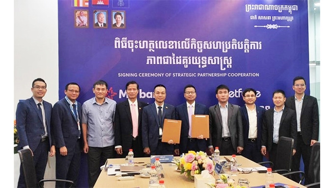 La cérémonie de signature. Photo : https://www.nhandan.com.vn/