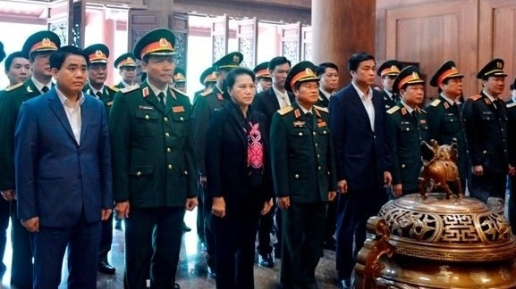 La Présidente de l'AN vietnamienne, Nguyên Thi Kim Ngân, rend hommage au Président Hô Chi Minh. Photo: NDEL.