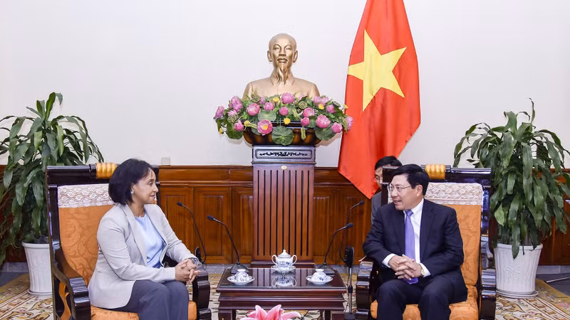 Le Vice-Premier ministre et ministre vietnamien des AE, Pham Binh Minh (à droite) et la secrétaire d’État marocaine aux AE et à la coopération internationale, Mounia Boucetta, le 24 avril à Hanoi. Photo : VGP.