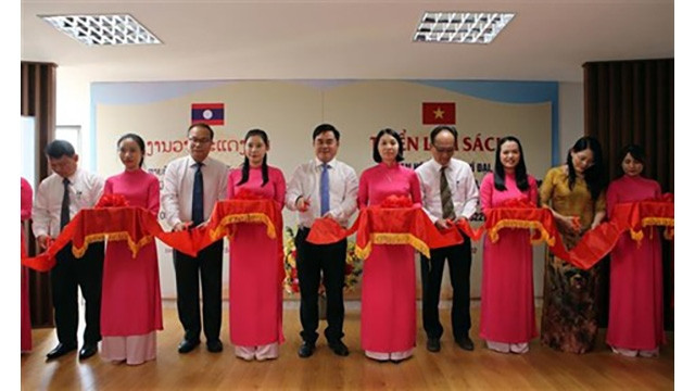 Lors de la cérémonie d'inauguration de l'exposition de livres sur l'amitié spéciale et la solidarité particulière entre le Vietnam et le Laos. Photo : VNA/CVN.